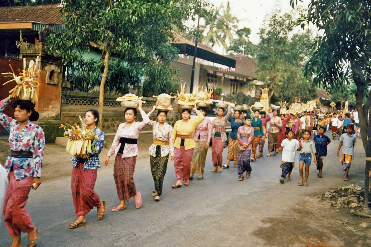 Balines women at procession with offerings