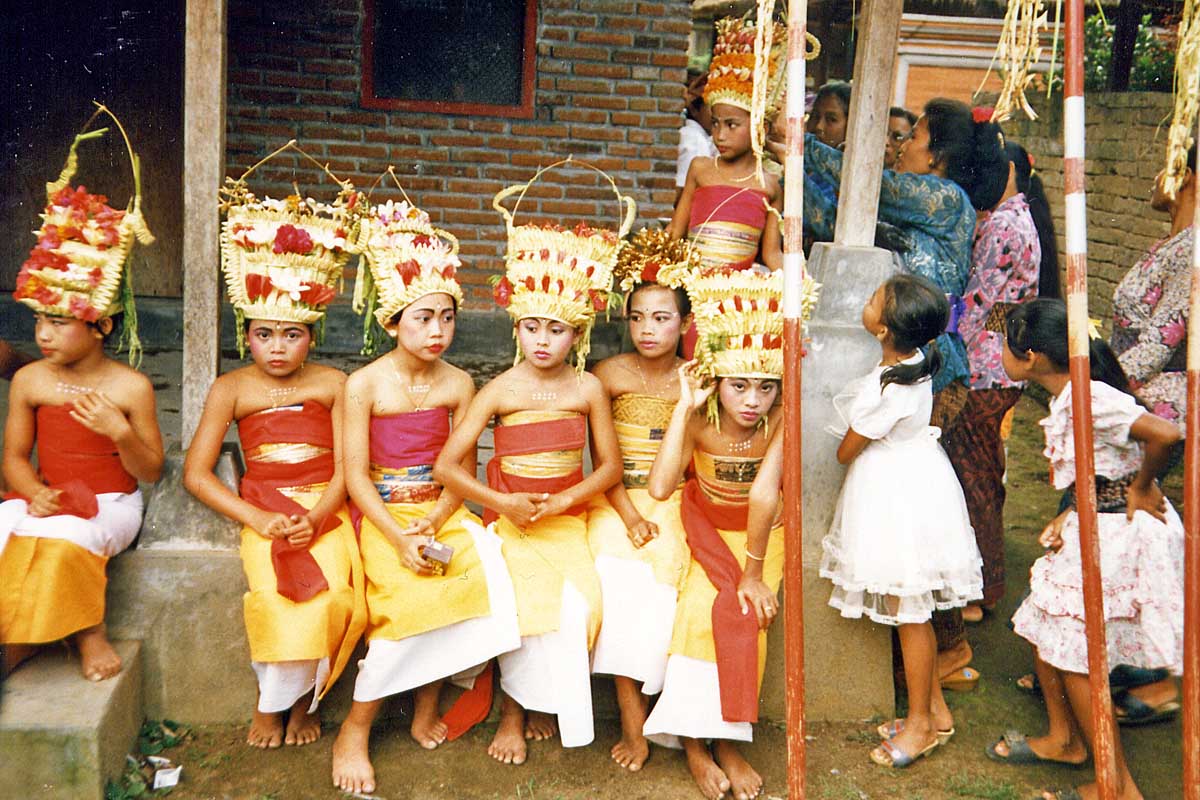 Balines temple dancers