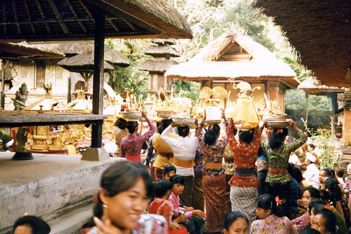 Balines women carry offerings to the temple